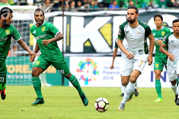 Aksi Striker PS TNI, Bruno Elio Martins (kanan), saat tampil melawan Persebaya Surabaya pada Hari pertama laga kedua Piala Presiden 2018 Grup C di Stadion Gelora Bung Tomo Surabaya, Jawa Timur, Kamis (18/01/2018) malam.