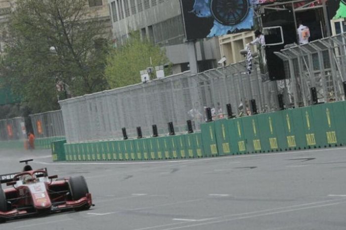 Pebalap Formula 2 asal Indonesia, Sean Gelael, memacu mobil pada balapan pertama Azerbaijan yang berlangsung di Sirkuit Baku, Sabtu (28/4/2018).