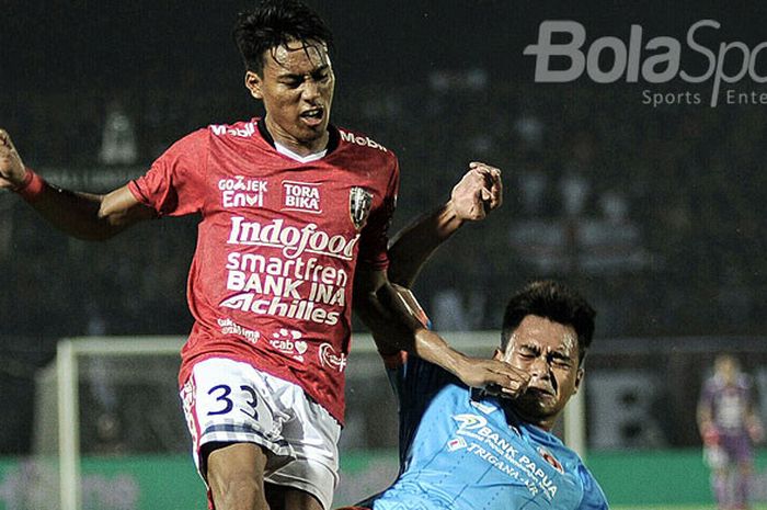 Penampilan I Made Andhika Wijaya (kiri) saat berduel dengan pemain Perseru, Indra Permana (kanan) di Stadion Kapten I Wayan Dipta, Gianyar, Sabtu (5/4/2018).