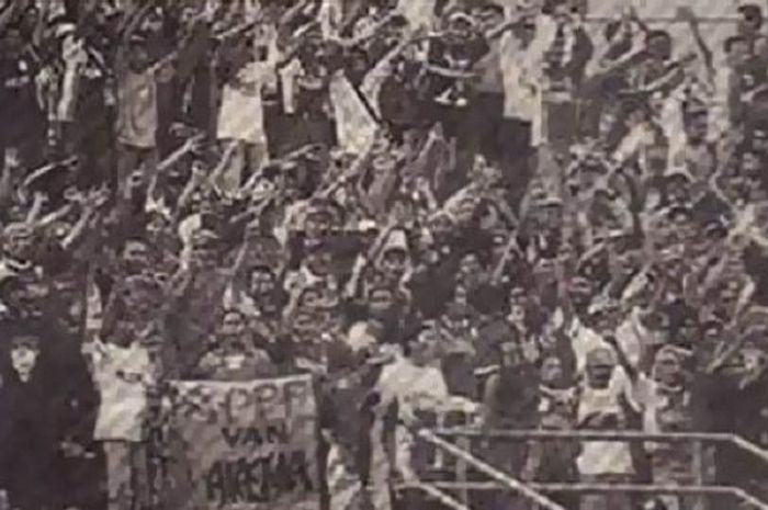  Aremania mendukung Arema di Stadion 10 November, Tambaksari kala melawan Perseabaya di laga pembuka Liga Indonesia 1997-1998. 