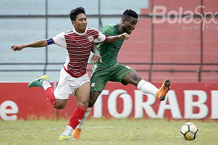 Aksi striker PSMS Medan, Kissito Yessoh (kanan) saat mengalahkan PS Bhinneka dengan skor 4-0 dalam laga uji coba di Stadion Teladan, Selasa (3/7/2018).