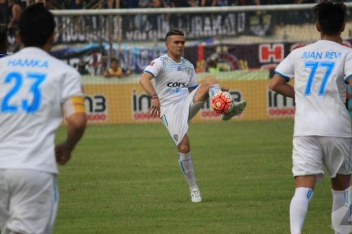 Striker Arema, Cristian Gonzales (tengah) menguasai bola saat timnya dijamu Persib di Stadion Si Jalak Harupat, Kabupaten Bandung, Sabtu (27/8/2016) sore.