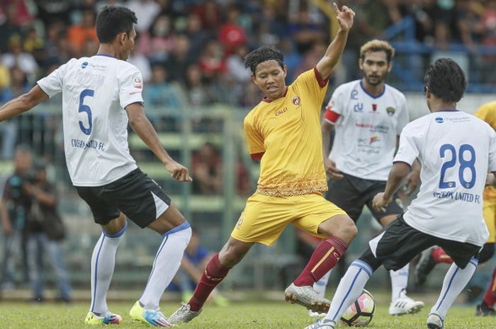 Gelandang Sriwijaya FC, Adam Alis (tengah) saat timnya dijamu Cilegon United pada uji coba di Stadion Krakatau Steel, Kamis (11/1/2018).