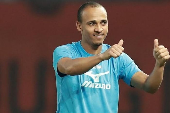 Dua jempol tanda bahagia dari Peter Odemwingie seusai mencetak gol tunggal kemenangan Madura United ke gawang tuan rumah Persija Jakarta pada laga pekan keempat Liga 1 musim 2017 di Stadion Patriot, Kota Bekasi, 4 Mei 2017. 