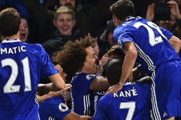 Para pemain Chelsea merayakan gol Marcos Alonso ke gawang Everton pada lanjutan Premier League di Stamford Bridge, Sabtu (5/11/2016). 