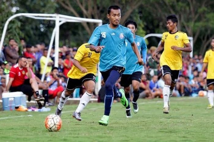 Aksi penyerang Arema FC, Sunarto saat timnya melawan  757 Kepri Jaya FC pada uji coba di lapangan Arhanudse, Kabupaten Malang, Selasa (28/3/2017) sore. 