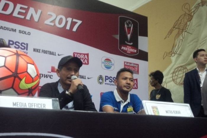 Pelatih Persib Djadjang Nurdjaman, di sesi konferensi pers seusai laga perempat final Piala Presiden 2017 kontra Mitra Kukar di Stadion Manahan, Solo, pada Sabtu (25/2/2017).