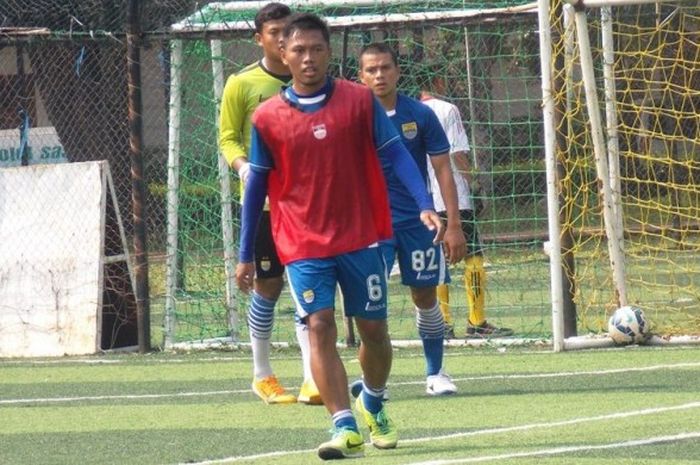 Bek Persib Bandung, Tony Sucipto (depan) saat menjalani latihan tim di lapangan futsal Ciujung, Bandung.