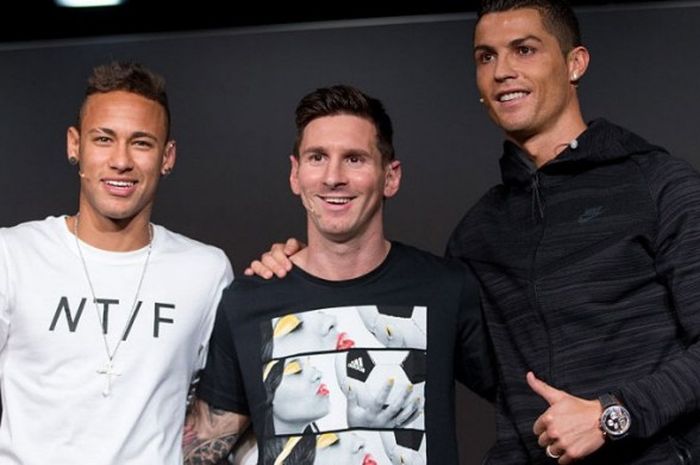 Neymar, Lionel Messi, dan Cristiano Ronaldo dalam gala Ballon d'Or di Zurich, Senin (11/1/2016)