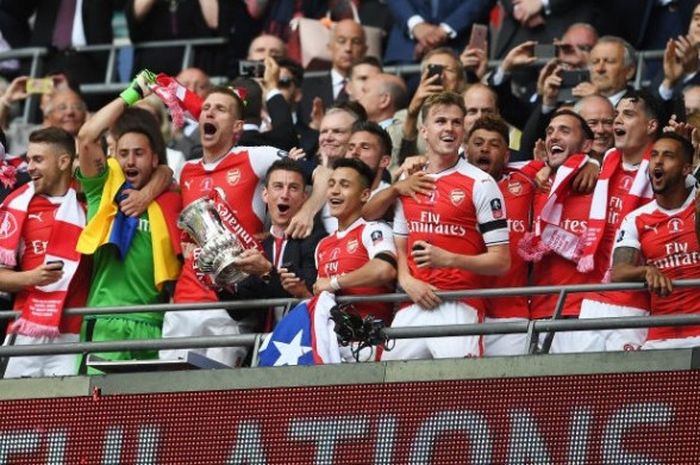 Para pemain Arsenal merayakan kesuksesan menjuarai Piala FA setelah menekuk Chelsea 2-1 dalam laga final di Stadion Wembley, London, Inggris, 27 Mei 2017.
