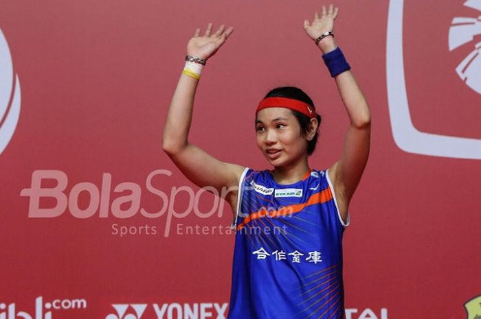 Pebulu tangkis tunggal putri Taiwan, Tai Tzu Ying, saat berpose di podium juara Indonesia Masters 2018 di Istora Senayan, Jakarta, Minggu (28/1/2018)