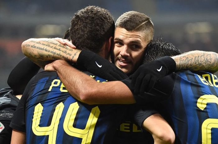 Para pemain Inter Milan merayakan gol yang dicetak ke gawang Crotone dalam pertandingan Serie A di Giuseppe Meazza, Milan, Italia, 6 November 2016.