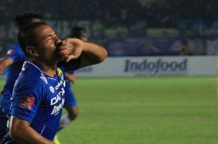 Selebrasi Tantan setelah membuat gol untuk Persib ke gawang Sriwijaya FC di Stadion Si Jalak Harupat, Kab Bandung pada 30 April 2016. 