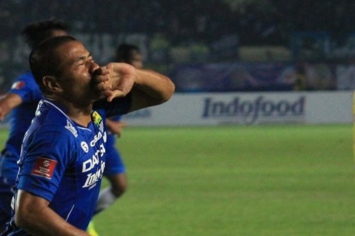  Selebrasi Tantan setelah membuat gol untuk Persib ke gawang Sriwijaya FC di Stadion Si Jalak Harupat, Kab Bandung pada 30 April 2016.  