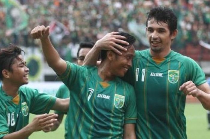 Pemain muda Persebaya, Khabib Syukron dipeluk Silvio Escobar (kanan) seusai membobol gawang Persema di Gelora Bung Tomo, Surabaya, Sabtu (29/10/2016).