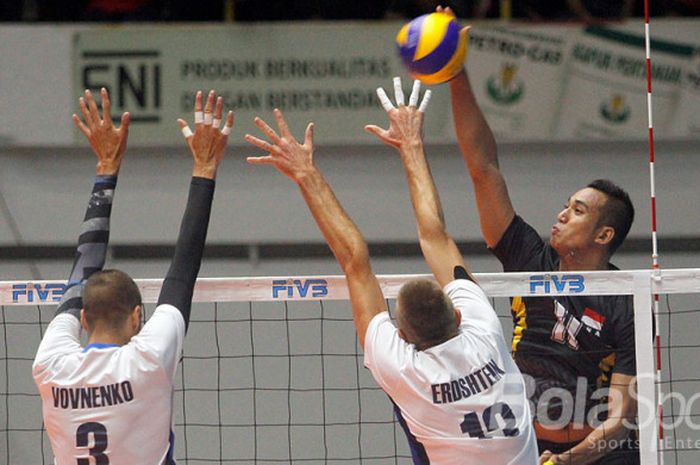 Open spiker tim voli putra Indonesia, Rendy Febriant Tamamilang (kanan), melakukan spike saat kontra Kazakhtan di GOR Tridarma, Gresik, Selasa (25/7/2017).