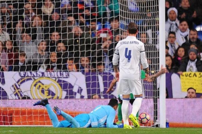 Kiper Real Madrid, Keylor Navas, mencetak gol bunuh diri dalam pertandingan La Liga kontra Real Betis di Stadion Santiago Bernabeu, Madrid, Spanyol, pada 12 Maret 2017.