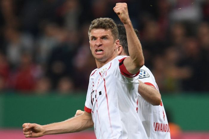 Penyerang Bayern Muenchen, Thomas Mueller (kiri), merayakan golnya ke gawang Bayer Leverkusen dalam laga semifinal Piala Jerman di Stadion BayArena, Leverkusen, Jerman pada 17 April 2018.