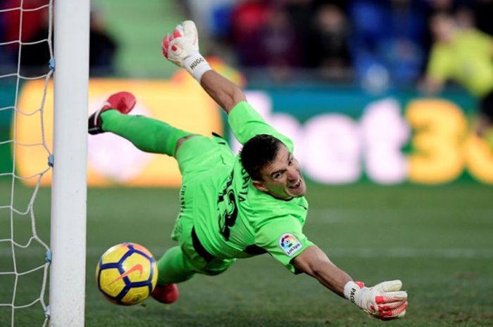 Kiper Getafe, Vicente Guaita, beraksi dalam laga Liga Spanyol kontra Valencia di Coliseum Alfonso Perez Stadium, Getafe, Spanyol pada 3 Desember 2017.