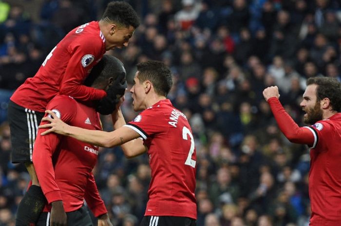 Bomber Manchester United, Romelu Lukaku, enggan melakukan selebrasi setelah mencetak gol ke gawang West Bromwich Albion pada laga lanjutan Liga Inggris di Stadion The Hawthorns, Minggu (17/12/2017) waktu setempat.