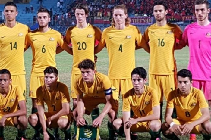 Pose pemain Australia U-19 sebelum menghadapi Thailand U-19 di Stadion Hang Day, Hanoi, Sabtu (24/9/2016). 