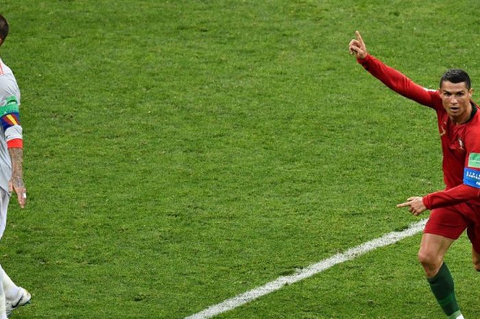 Penyerang Portugal, Cristiano Ronaldo (kanan), merayakan gol yang dicetak ke gawang Spanyol dalam laga Grup B Piala Dunia 2018 di Fisht Stadium, Sochi, Rusia pada 15 Juni 2018.