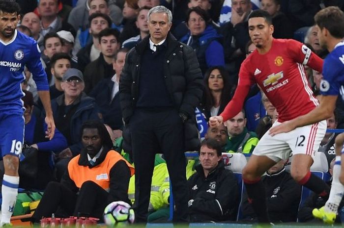 Manajer Manchester United, Jose Mourinho (tengah), mengamati jalannya pertandingan timnya menghadapi Chelsea dalam laga Premier League 2016-2017 di Stadion Stamford Bridge, London, Inggris, pada Minggu (23/10/2016).
