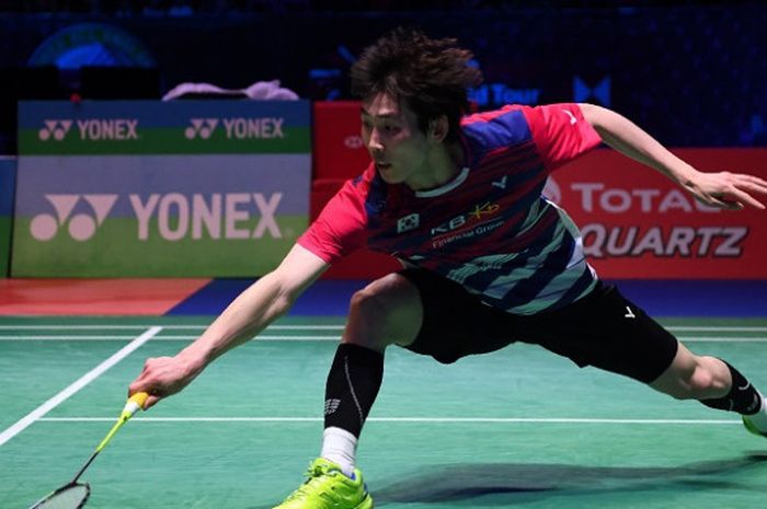 Pebulu tangkis tunggal putra Korea Selatan, Son Wan-ho, mengembalikan kok ke arah Shi Yuqi (China) pada babak semifinal All England 2018 yang berlangsung di Arena Birmingham, Inggris, Sabtu (17/3/2018).