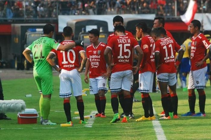 Pelatih Bali United, Hans-Peter Schaller (tiga dari kiri) bersama pemainnya dalam sesi water break saat laga kontra Barito Putera pada partai pamungkas Grup D Piala Presiden 2017 di Stadion Kapten I Wayan Dipta, Gianyar,  Sabtu (18/2/2017) sore. 