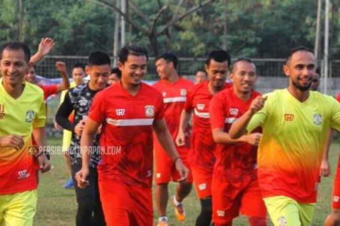 Pemain Persiba Balikpapan saat mengikuti latihan di Stadion Muda Jaya, Bekasi, Kamis (10/8/2017).