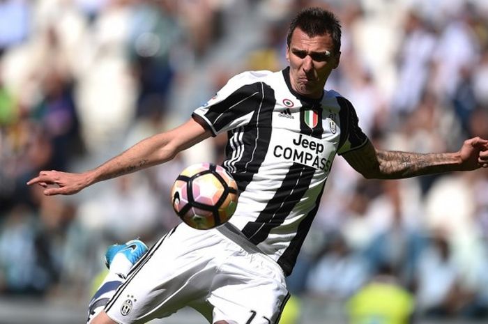   Penyerang Juventus asal Kroasia, Mario Mandzukic, saat beraksi di pertandingan Serie A melawan Crotone di Juventus Stadium, Turin, 21 Mei 2017.   