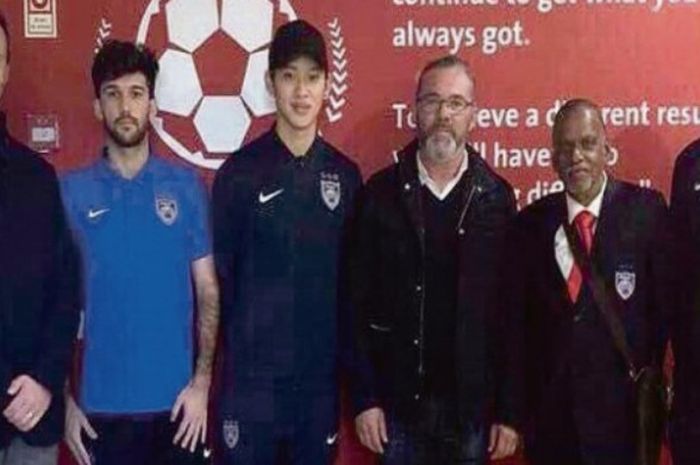 Dua pesepak bola muda asal Malaysia, Dominic Tan (dua dari kiri) dan Syamer Kutty Abba (kanan) bersama pengurus klub yang meminjam mereka dari Liga Portugal, Vilaverdense FC.  