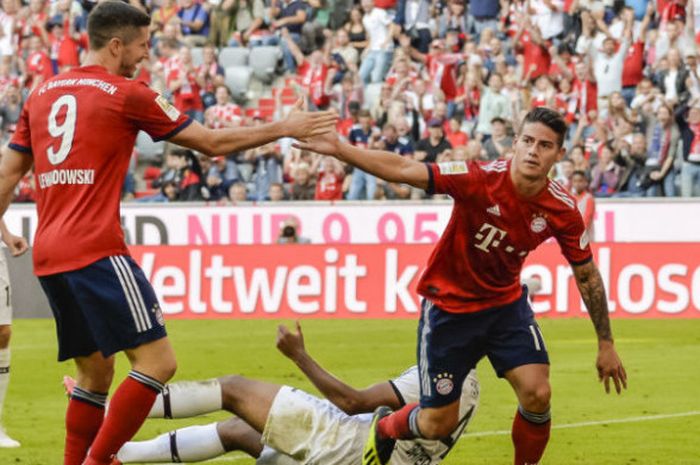 Pemain FC Bayern Muenchen, James Rodriguez (kanan), merayakan golnya bersama Robert Lewandowski pada laga pekan ke-3 Liga Jerman melawan Bayer Leverkusen di Stadion Allianz Arena, Muenchen, Jerman, Sabtu (15/9/2018)