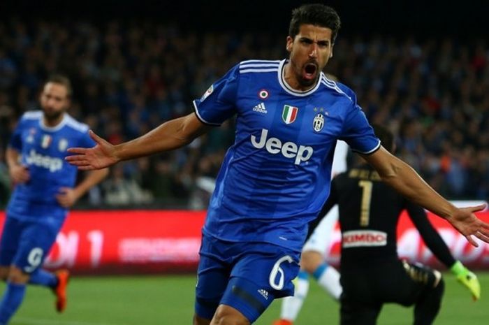 Gelandang Juventus, Sami Khedira, melakukan selebrasi setelah mencetak gol ke gawang Napoli di laga lanjutan Liga Italia di Stadion San Paolo, Minggu (2/4/2017) waktu setempat.