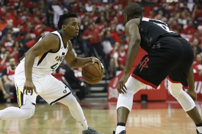 Pemain Utah Jazz, Donovan Mitchell (jersey putih, #45), berupaya melewati penjagaan pemain Houston Rockets, Luc Mbah a Moute (#12), pada laga gim kedua babak semifinal Wilayah Barat play-off NBA 2018 di Toyota Center, Houston, Texas, Amerika Serikat, Rabu (2/5/2018) malam waktu setempat atau Kamis pagi WIB.