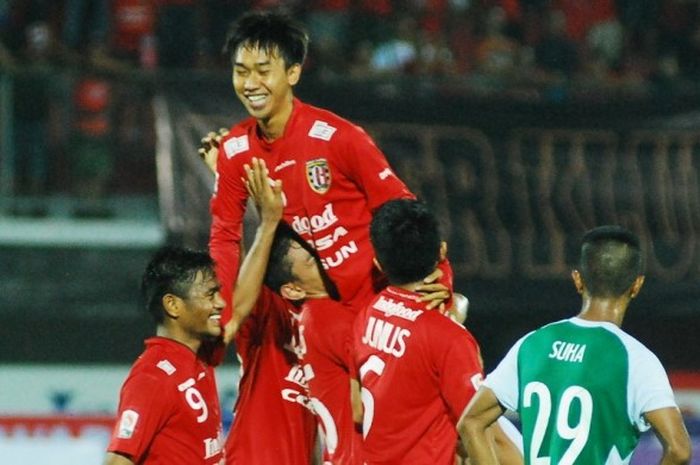 Gelandang Bali United, Loudry Setiawan dibopong rekan-rekannya usai membobol gawang PS TNI dalam laga uji coba di Stadion Kapten I Wayan Dipta, Jumat (5/2/2016). 