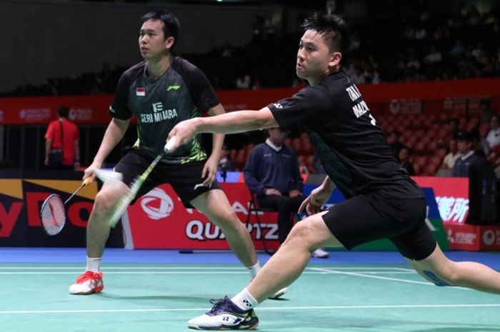 Pasangan ganda putra beda negara, Hendra Setiawan/Tan Boon Heong (Indonesia/Malaysia) saat menjalani laga melawan Mathias Boe/Carsten Mogensen (Denmark) pada babak kedua turnamen Jepang Terbuka di Tokyo Metropolitan Gymnasium, Kamis (21/9/2017). Hendra/Tan kalah dengan skor 8-21-8, 13-21.