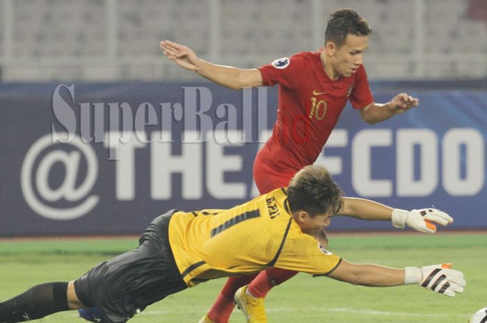  Aksi pemain Timnas U-19 Indonesia, Egy Maulana Vikri saat akan melewati kiper Timnas U-19 Taiwan pada laga Piala Asia U-19 2018 di Stadion Gelora Bung Karno, Senayan, Jakarta, Kamis (18/10/2018) 