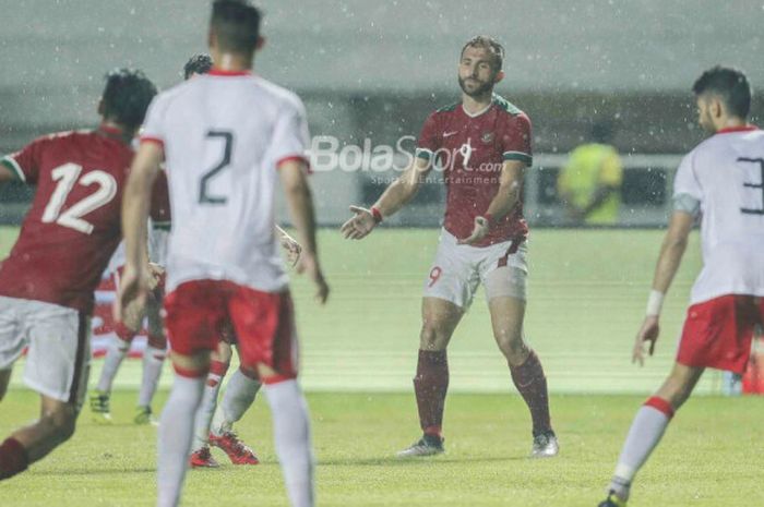  Penyerang Timnas U-23 Indonesia, Ilija Spasojevic, meminta bola pada laga PSSI Anniversary Cup 2018 kontra Bahrain di Stadion Pakansari, Bogor, Jumat (27/4/2018) 
