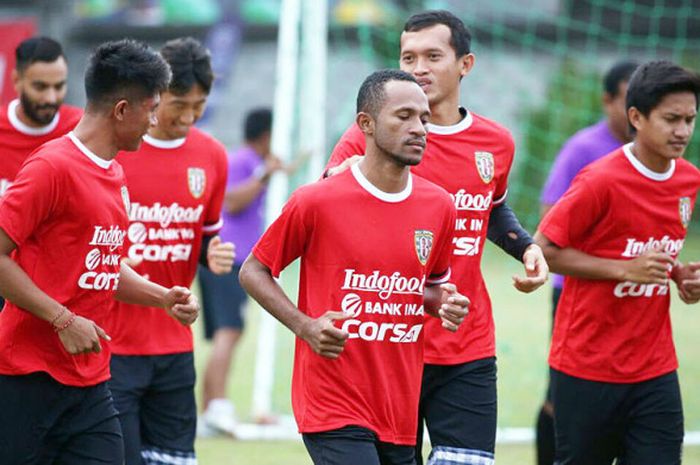 Steven Imbiri (tengah) sudah berlatih bersama tim Bali United di Lapangan Banteng, Legian, Kamis (3/7/2017).