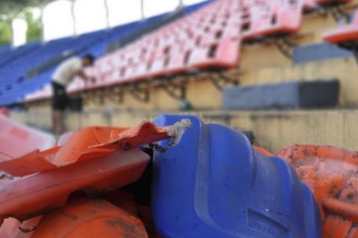 Bangku Tribun Stadion Segiri, Samarinda dirusak oleh oknum suporter PSM Makassar usal laga Borneo fc vs PSM Makassar