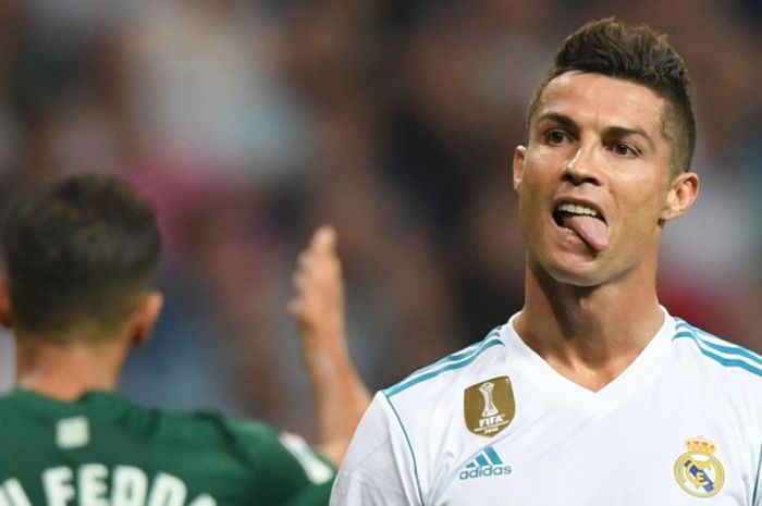 Reaksi megabintang Real Madrid, Cristiano Ronaldo, dalam laga Liga Spanyol kontra Real Betis di Stadion Santiago Bernabeu, Madrid, pada 20 September 2017.