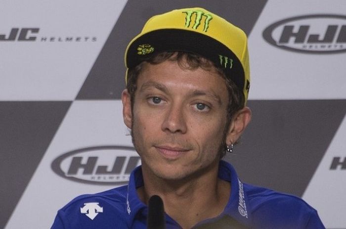 Pebalap Movistar Yamaha, Valentino Rossi, ketika sedang menjalani sesi konferensi pers jelang GP Ceko di Sirkuit Brno, Kamis (18/8/2016).