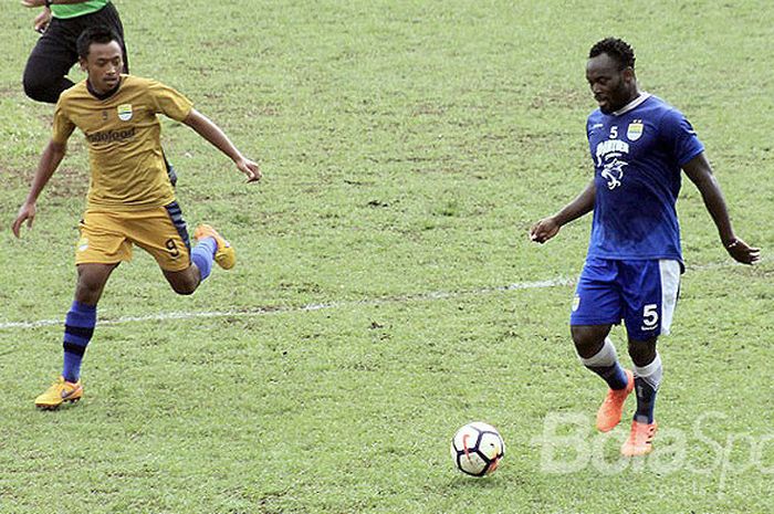 Gelandang Persib, Michael Essien (kanan), mengiring bola saat melawan Persib U-19 dalam laga uji coba di Stadion Si Jalak Harupat, Kabupaten Bandung, Senin (8/1/2018).