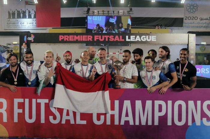 Kurniawan Dwi Yulianto mengibarkan bendera Indonesia seusai membawa Mumbai Warriors mengalahkan Delhi Dragons dalam laga final Premier Futsal 2017 di Al-Wasl Indoor Stadium, Dubai, pada 1 Oktober 2017.