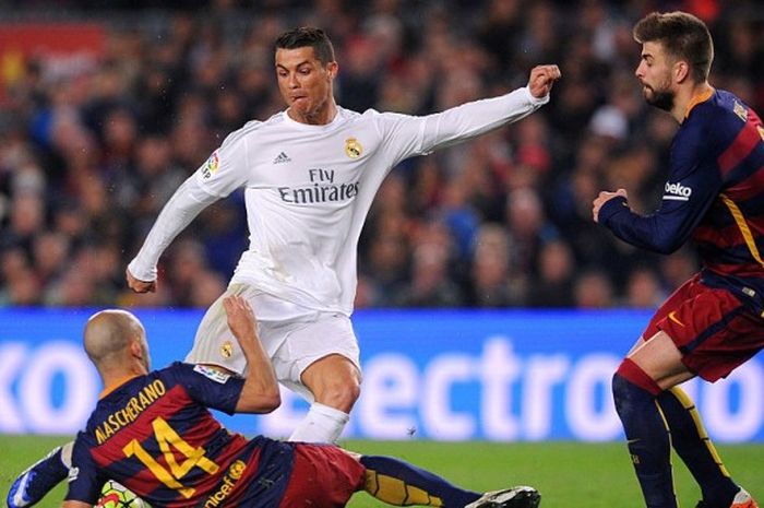 Megabintang Real Madrid, Cristiano Ronaldo, mencetak gol ke gawang Barcelona dalam laga di Camp Nou pada 2 April 2016.