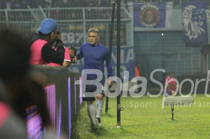 Striker Arema FC, Cristian Gonzales, berjalan di pinggir lapangan setelah ditarik keluar pada laga Liga 1 kontra Semen Padang, Sabtu (4/11/2017).