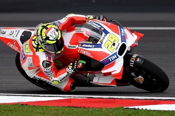 Pebalap Ducati Team asal Italia, Andrea Iannone, memacu motornya pada sesi latihan bebas pertama GP Malaysia di Sirkuit Sepang, Jumat (28/10/2016).