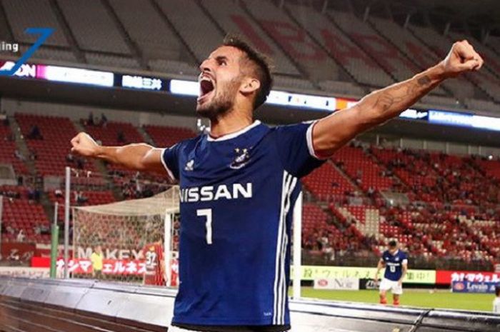 Selebrasi dari Hugo Viera saat mencetak gol untuk Yokohama F Marinos pada laga Liga Jepang 1 2018. 