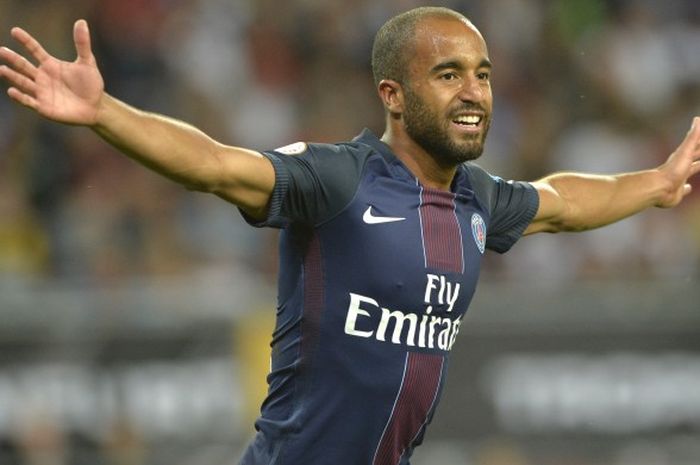 Lucas Moura melakukan selebrasi usai mencetak gol kedua Paris Saint-Germain melawan Olympique Lyon pada pertandingan Piala Super Prancis di Stadion Worthersee, Sabtu (6/8/2016) waktu setempat.